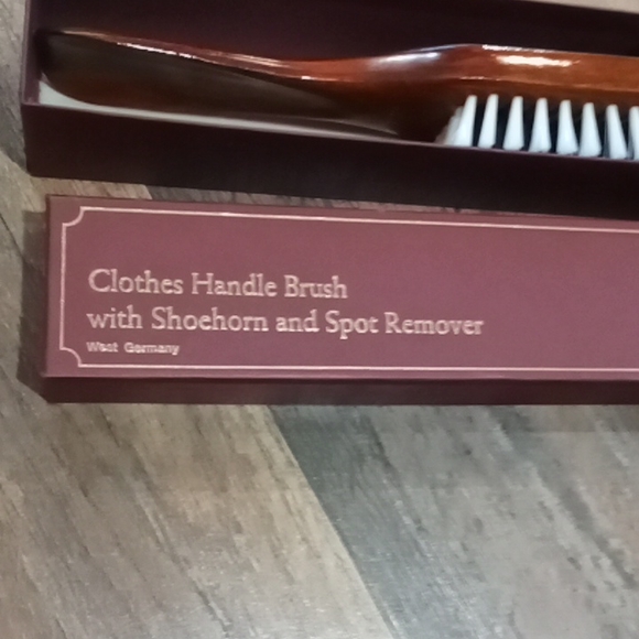 New with box clothes handle brush with shoehorn & spot remover - Picture 4 of 5